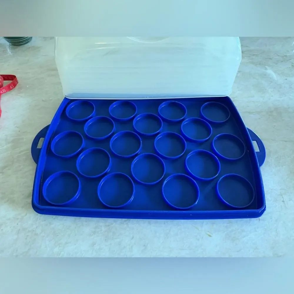 Tupperware Bake N Take cake and cupcake carrier *Retired
